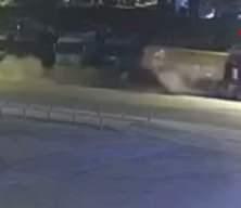 Otomobilin kamyona &ccedil;arptığı feci kaza kamerada: 3 &ouml;l&uuml;
