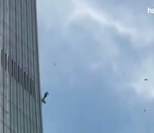 Pekin'in en y&uuml;ksek g&ouml;kdelenine k&uuml;&ccedil;&uuml;k u&ccedil;ak &ccedil;arptı