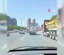 Tem Otoyolu'nda kamyonun tehlikeli yolculuğu kamerada