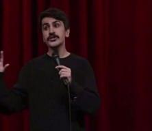 S&ouml;zde komedyen Deniz G&ouml;ktaş  Kur'an-ı Kerim ile aley etti!