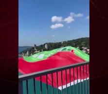 Tarihinde ilk kez S&uuml;per Lig'de yer alacak Amedspor'un bayrağı FSM k&ouml;pr&uuml;s&uuml;ne asıldı  