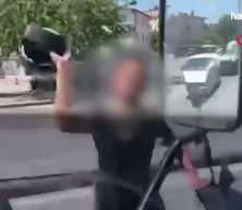 Tartıştığı s&uuml;r&uuml;c&uuml;ye kaskını fırlatan motosikletliye 405 bin TL ceza