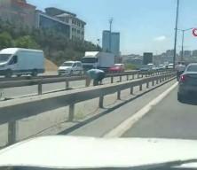 TEM'de para g&ouml;t&uuml;ren motokurye d&uuml;şt&uuml;, yola sa&ccedil;ılanları vatandaşlar topladı