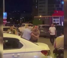 Bek&ccedil;inin &uuml;zerine bı&ccedil;akla y&uuml;r&uuml;d&uuml;! Bacağından vurularak yakalandI