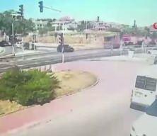 Yangına giden itfaiye aracının devrildiği o anlar ortaya &ccedil;ıktı!