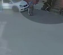 Kartal'da kiracının ev sahibini boynundan bı&ccedil;aklandığı anlar ortaya &ccedil;ıktı