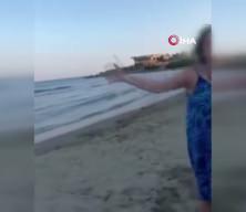 İzmir'de plajda  alkoll&uuml; bir kadın anne ve kızına s&ouml;zl&uuml; saldırıda bulundu rahatsızlık verdi