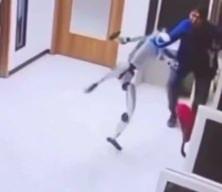  Endonezya'da 'Kung Fu' yapan insansı robot &ouml;n&uuml;ne geleni d&ouml;vd&uuml;