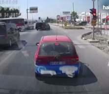 Antalya'da emniyet şeridinden gelip gen&ccedil; kıza &ccedil;arptı, o anlar ara&ccedil; kamerasında