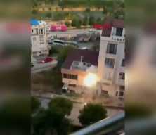 Arnavutk&ouml;y'de elektrik direğinde yaşanan patlamalar paniğe neden oldu