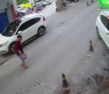 Artvin'de kontrolden &ccedil;ıkan otomobil iş yerine daldı, facianın eşiğinden d&ouml;n&uuml;ld&uuml;