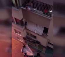 Balkon filesinde asılı kalan &ccedil;ocuğunu d&uuml;şmesin diye dakikalarca tuttu