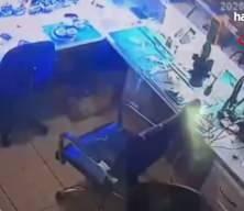 Bataryasını değiştirdiği cep telefonu bir anda alev aldı