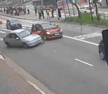 Brezilya'da bisikletli ile s&uuml;r&uuml;c&uuml; arasındaki tartışma ağır kazayla sonu&ccedil;landı