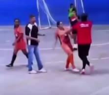 Brezilya'da kadın futbolcu sarı kart g&ouml;steren hakeme tekme tokat saldırdı