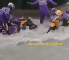 &Ccedil;ekmek&ouml;y&rsquo;de kuryeler ve motosikletleri akıntıya kapıldı