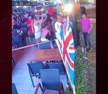 &Ccedil;ocuklarını b&ouml;yle yere savurdu! Marmaris'te alkoll&uuml; turistin yaşattığı kabus kamerada