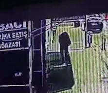 &Ccedil;&ouml;p poşeti ile y&uuml;z&uuml;n&uuml; saklayıp, &ccedil;ay ocağını yaktı; o anlar kamerada