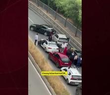 Hem su&ccedil;lu hem g&uuml;&ccedil;l&uuml;: Yolu kapatıp bir de &uuml;t&uuml;ne pişkince tepki g&ouml;sterdiler