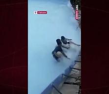 Şişme havuz &ccedil;ocuğun tırmanmasıyla &ccedil;&ouml;kt&uuml;, evleri su bastı