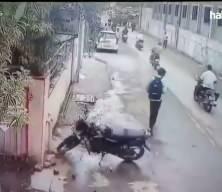 Hindistan'da dehşet anları: Kontrolden &ccedil;ıkan boğa motosikletli kadını bi&ccedil;ti