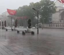 İstanbul sağanak yağmur: Caddeler su i&ccedil;inde kaldı, trafik durdu, pazar esnafı zor anlar yaşadı