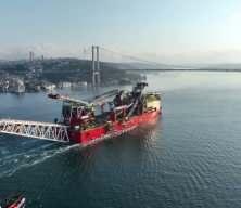 İstanbul&rsquo;da 215 metrelik boru d&ouml;şeme gemisi alarmı: Boğaz &ccedil;ift y&ouml;nl&uuml; olarak trafiğe kapatıldı 
