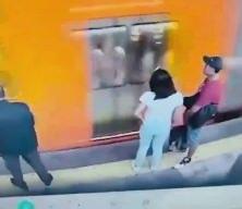 Meksika'da metroda iki yolcu arasında yumruklu kavga g&ouml;renleri şaşırttı