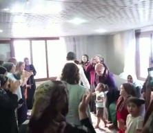 Ev ziyareti yapana &Ouml;zg&uuml;r &Ouml;zel'in &ccedil;orabındaki yazı dikkat &ccedil;ekti