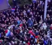 Sevin&ccedil; &ccedil;ığlıkları ve mutluluk g&ouml;zyaşları...T&uuml;m &uuml;lke tarihi zaferi kutluyor