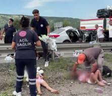 Seyir halindeki ara&ccedil; tıra arkadan &ccedil;arptı: 1 &ouml;l&uuml;, 4'&uuml; &ccedil;ocuk 7 yaralı