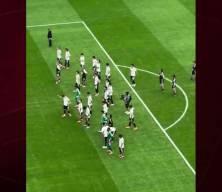 Son dakika gol&uuml;yle elenen Japon futbolcular taraftarların &ouml;n&uuml;nde eğilerek &ouml;z&uuml;r diledi
