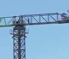 Vin&ccedil; operat&ouml;r&uuml; 40 metre y&uuml;kseklikte ezan okununca namaza durdu
