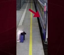 Trenin hareket etmesiyle peronda tek başına kalan k&uuml;&ccedil;&uuml;k kızın zor anları kamerada
