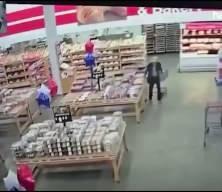 ABD'de şiddetli yağış market &ccedil;atısını &ccedil;&ouml;kertti