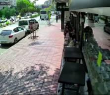 Adana'da minib&uuml;s&uuml;n &ccedil;arpması sonucu yayanın &ouml;ld&uuml;ğ&uuml; kaza g&uuml;venlik kamerasında