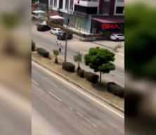 Adliyenin &ouml;n&uuml; savaş alanına d&ouml;nm&uuml;şt&uuml;: Silahlı kavganın g&ouml;r&uuml;nt&uuml;leri ortaya &ccedil;ıktı!
