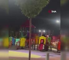 Aksaray&rsquo;da bu kadar da olmaz dedirten g&ouml;r&uuml;nt&uuml;ler: Oyun parkına motosikletle &ccedil;ıktılar!