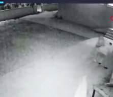 Alkol alıp cami avlusunda uygunsuz hareketler yapan &ccedil;ift kendilerini uyaran imamı d&ouml;vd&uuml;