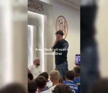 Avrupa devinde oynayan yıldız camide ezan okudu