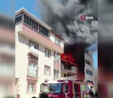 Bursa'da 3 katlı binanın &ccedil;atısında yangın paniği