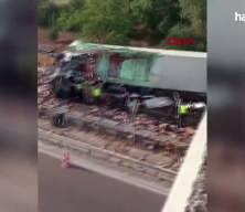 Bursa'da feci kaza: K&ouml;pr&uuml; duvarına &ccedil;arpan tırın şof&ouml;r&uuml; can verdi