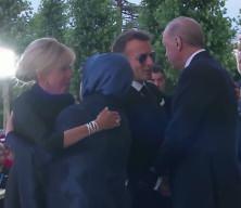 Emine Erdoğan, Macron'un elini &ouml;pmesine izin vermedi
