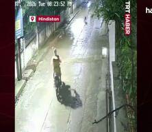 Hindistan'da dehşet anları kamerada: Motokuryeye leopar saldırdı