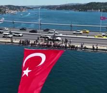 İstanbul Boğazı'ndaki k&ouml;pr&uuml;lere T&uuml;rk bayrağı asıldı