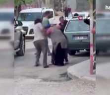 Kadınlar arasında sopalı kavga! Vatandaşlar zor ayırdı