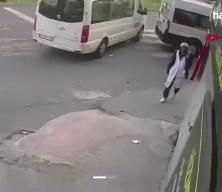 Kağıthane&rsquo;de T&uuml;rk bayrağını s&ouml;kerek yere atan ş&uuml;pheli tutuklandı