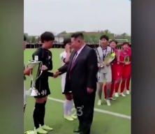 Kim Jong Un şampiyon takımla buluştu, futbolcuların g&ouml;zyaşları g&uuml;ndem oldu