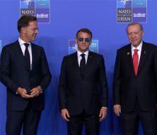 Macron&rsquo;un mavi g&ouml;zl&uuml;k gizemi: D&uuml;nyanın konuştuğu tercihin sırrı ne?