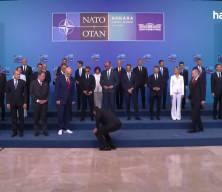 NATO aile fotoğrafı &ccedil;ekiminde Meloni, Trump&rsquo;ın geldiğini g&ouml;r&uuml;nce başını &ccedil;evirdi